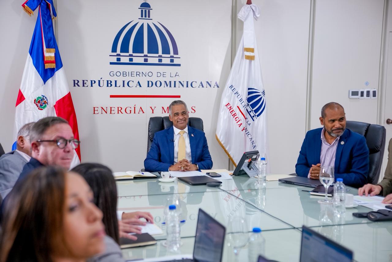 El ministro de Energía y Minas, Joel Santos, entrega a Belice la Presidencia Pro Tempore del Consejo de Ministros de Energía del SICA, al concluir la XX Reunión Ordinaria del organismo.