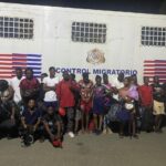 Haitianos detenidos en vehículos oficiales de la DGM