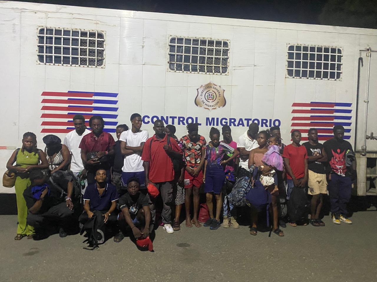 Haitianos detenidos en vehículos oficiales de la DGM