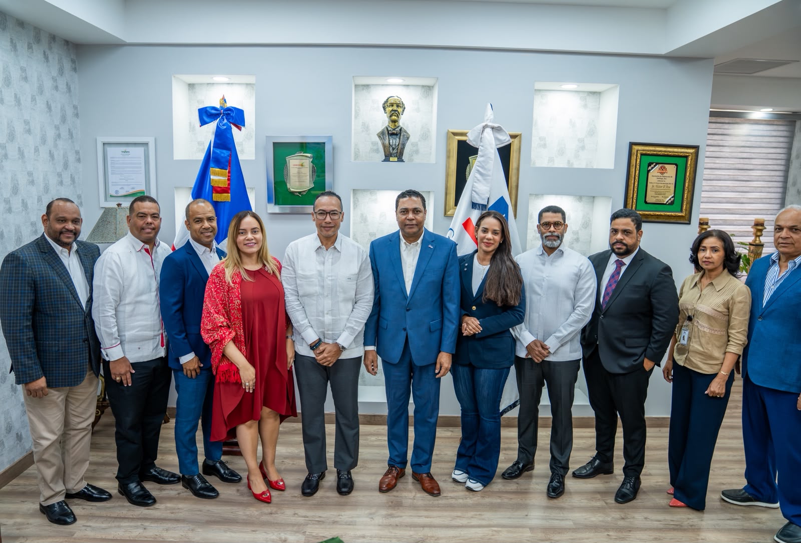 Autoridades municipales reciben pasaporte electrónico