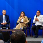 Ministro de Trabajo, Eddy Olivares; presidente de la Confederación Autónoma Sindical Clasista (CASC), Gabriel del Río y la presidenta de la Confederación Patronal de la República Dominicana (Copardom), Laura Peña Izquierdo
