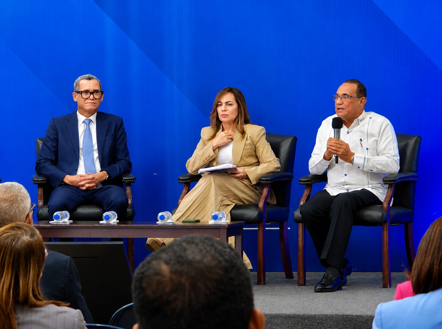 Ministro de Trabajo, Eddy Olivares; presidente de la Confederación Autónoma Sindical Clasista (CASC), Gabriel del Río y la presidenta de la Confederación Patronal de la República Dominicana (Copardom), Laura Peña Izquierdo