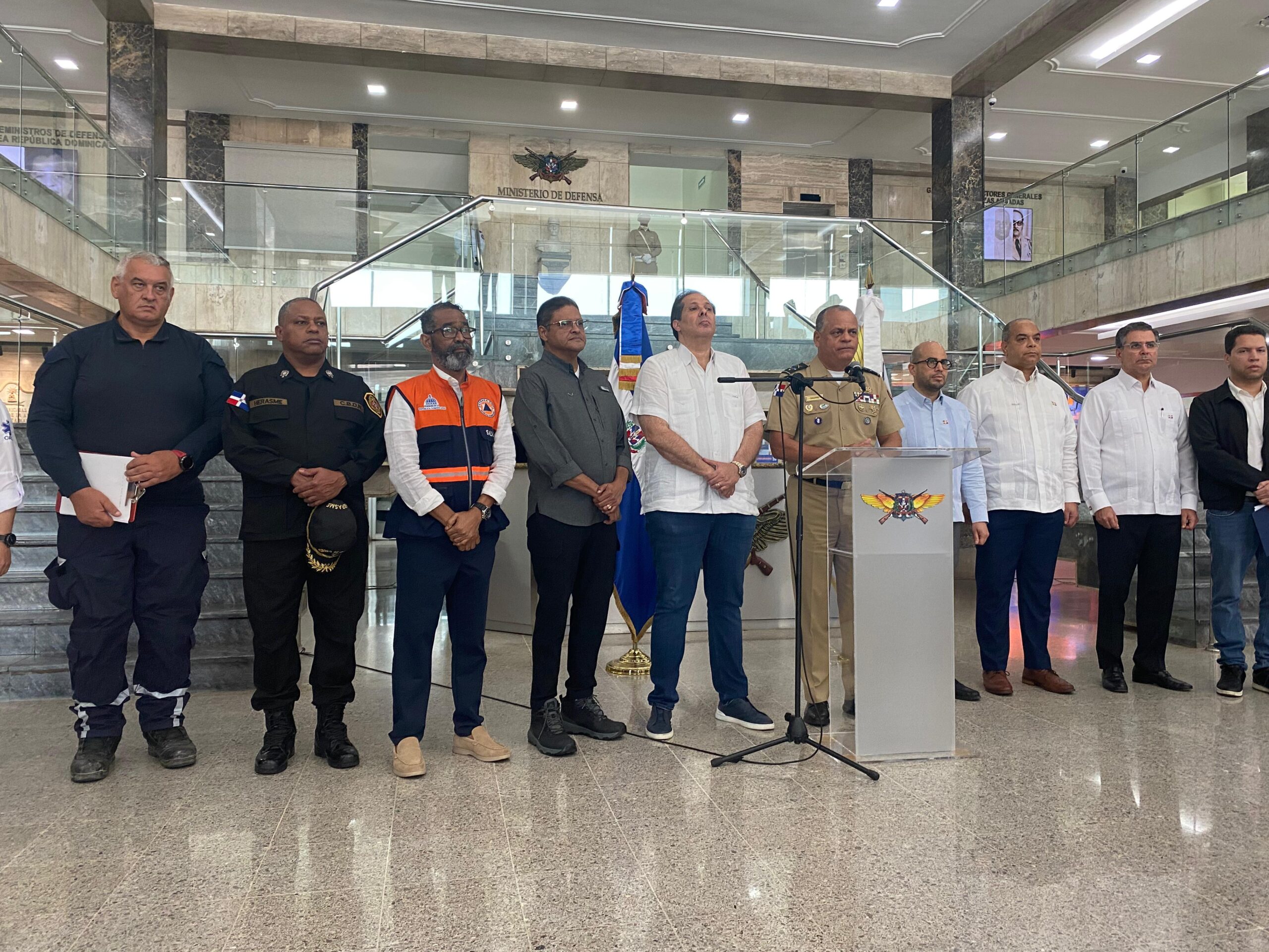 El ministro de Defensa, teniente general Carlos Antonio Fernández Onofre, encabezó rueda de prensa sobre equipos de rescate enviados a Venezuela.
