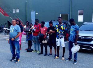 Detienen en San Juan a conductor que transportaba haitianos indocumentados en autobús.