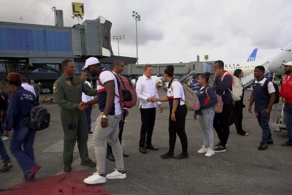 Canciller Roberto Álvarez, recibe dominicanos que llegan desde Venezuela 
