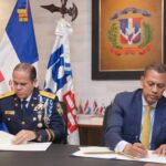 El convenio fue suscrito por el director general de la Policía Nacional, mayor general Andrés Modesto Cruz Cruz, y el presidente del Consejo Directivo del Indotel, Guido Gómez Mazara.