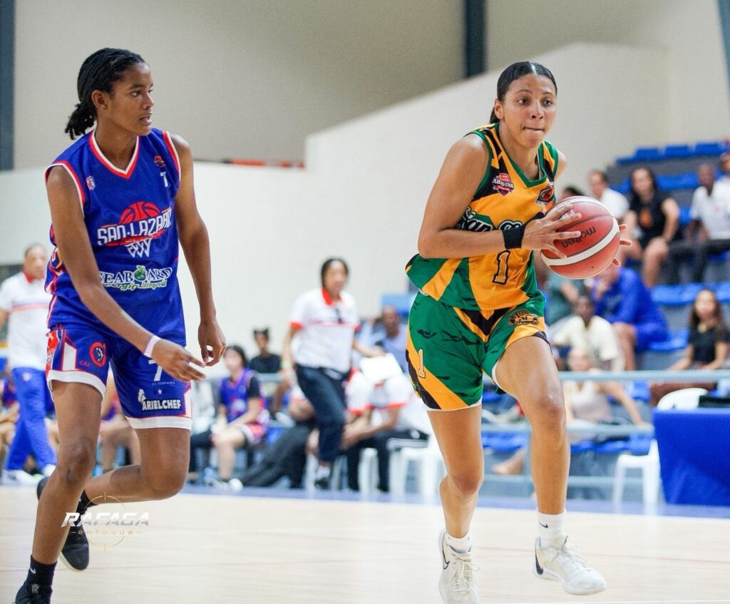 Yadira Marte, del club San Carlos, driblea el balón en una ofensiva ante la defensa de Nathany Santana, de San Lázaro.