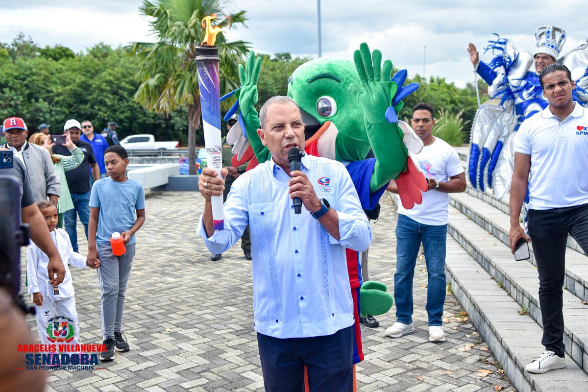 Garibaldi Bautista, presidente del COD, encabeza inicio de recorrido de la Antorcha en San Pedro de Macorís.