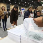 Fotografía de archivo que muestra a personas votando en Bogotá (Colombia). EFE/ Carlos Ortega.