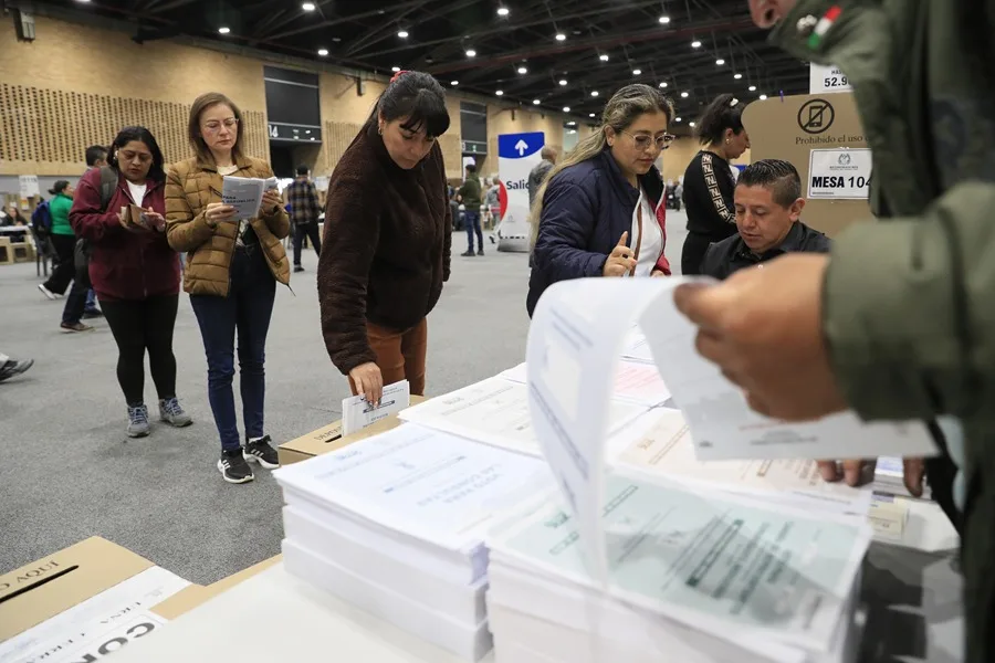 Fotografía de archivo que muestra a personas votando en Bogotá (Colombia). EFE/ Carlos Ortega.