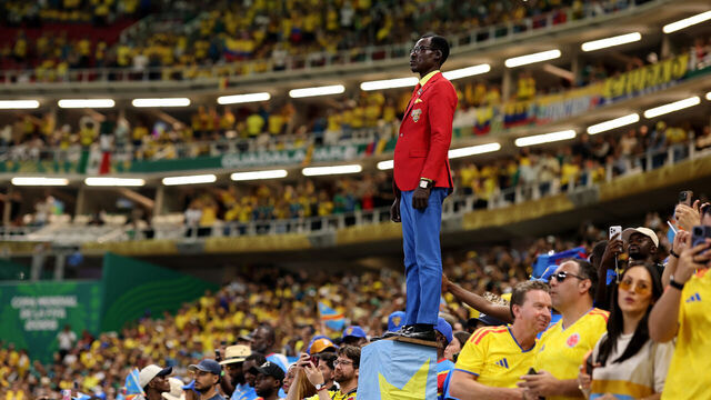 Famosa estatua viviente del Congo finalmente debutó en la Copa Mundial.