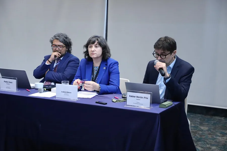 Fotografía cedida por la Unión Europea (UE) que muestra al coordinador del Proyecto de Apoyo a los Medios de Comunicación Independientes, Xabier Meilán (d), a la embajadora de la UE en Panamá, Izabela Matusz, y al relator Especial para la Libertad de Expresión, Pedro Vaca, en Ciudad de Panamá. EFE/ Unión Europea.