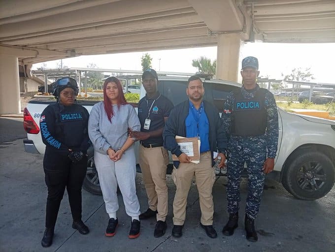 Raysa Corporán Guzmán, de 34 años, fue entrega a agentes de la Policía Nacional a su llegada al país.
