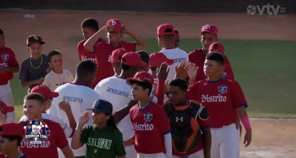 Jugadores del Distrito Nacional y Valverde se saludan al final de partido.