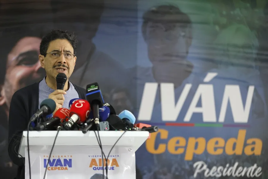 El candidato a la Presidencia de Colombia del partido Pacto Histórico Iván Cepeda habla durante una rueda de prensa este lunes, en Bogotá (Colombia). EFE/ Carlos Ortega.