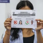 Una mujer muestra una papeleta electoral en un centro de votación en Lima, Perú, este domingo. EFE/ Paul Vallejos.