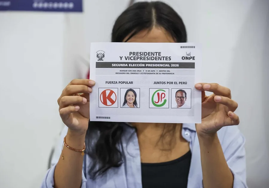 Una mujer muestra una papeleta electoral en un centro de votación en Lima, Perú, este domingo. EFE/ Paul Vallejos.