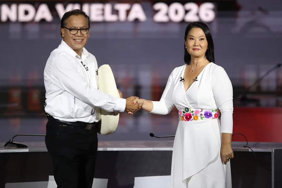 La candidata derechista Keiko Fujimori (d) y el candidato izquierdista Roberto Sánchez posan durante un debate presidencial en Lima (Perú).