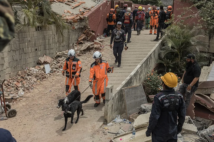 Rescatistas trabajan en operaciones de rescate en una zona afectada por los terremotos, en La Guaira (Venezuela). EFE/ Henry Chirinos.