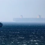 Un barco navega por el estrecho de Ormuz.