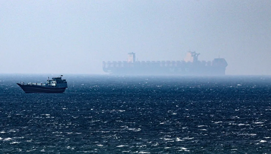 Un barco navega por el estrecho de Ormuz.