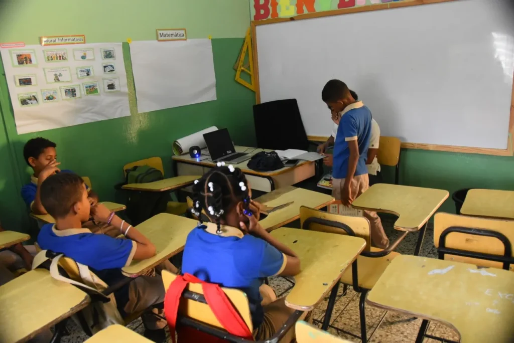 Estudiantes reciben docencia escolar