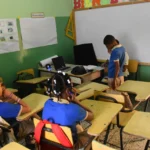 Estudiantes reciben docencia escolar
