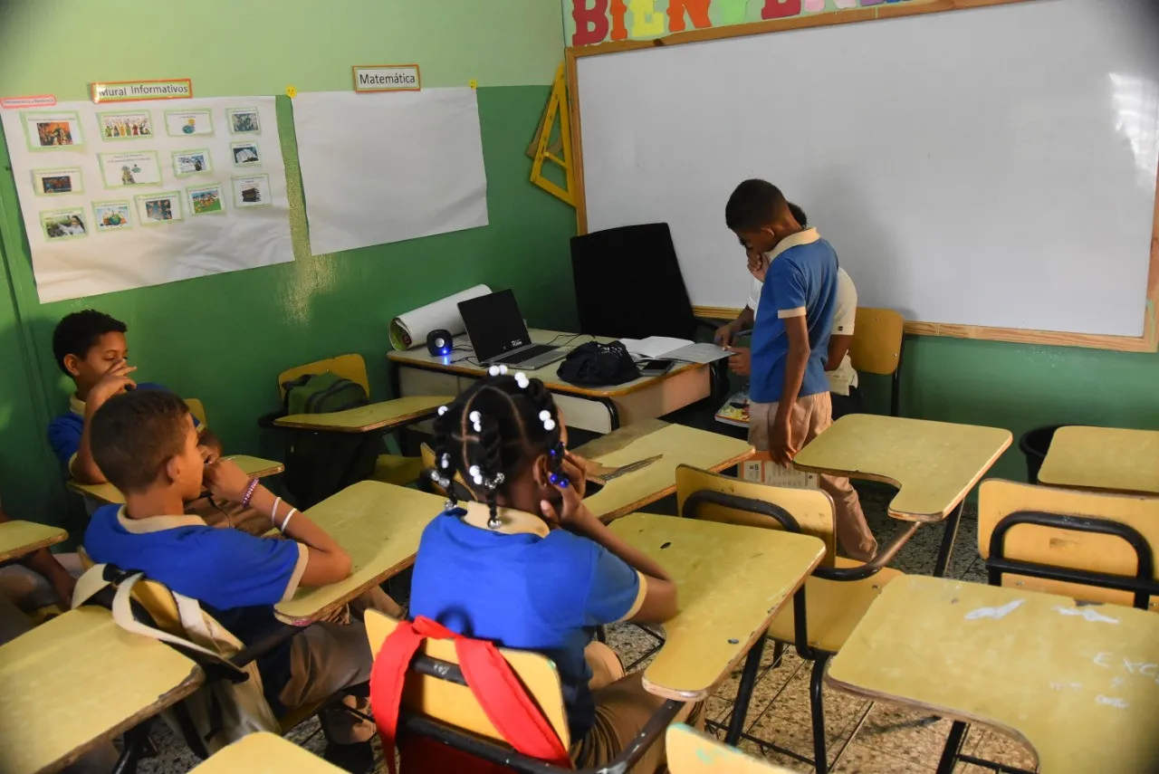 Estudiantes reciben docencia escolar