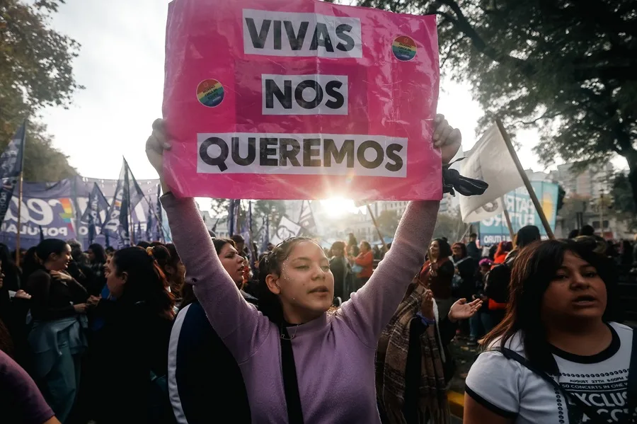 Personas participan en una movilización convocada por el movimiento feminista Ni Una Menos, en Buenos Aires (Argentina). EFE/ Juan Ignacio Roncoroni.