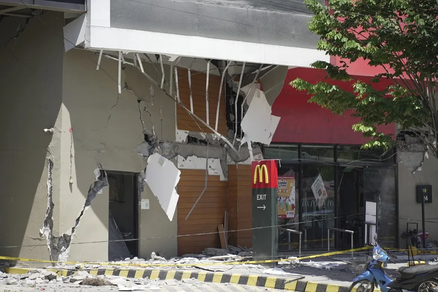Un local de restauración dañado tras un terremoto en la ciudad de General Santos, al sur de Filipinas. EFE/EPA/Emil Elbert P.Prudente