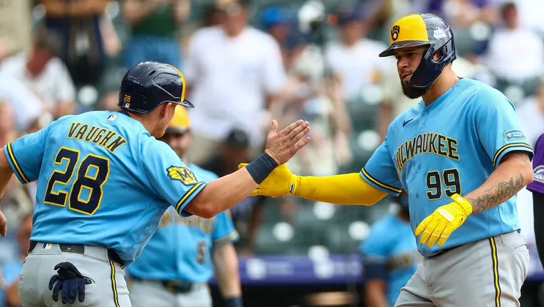 Andrew Vaughn felicita a Gary Sánchez luego de pegar jonrón.,