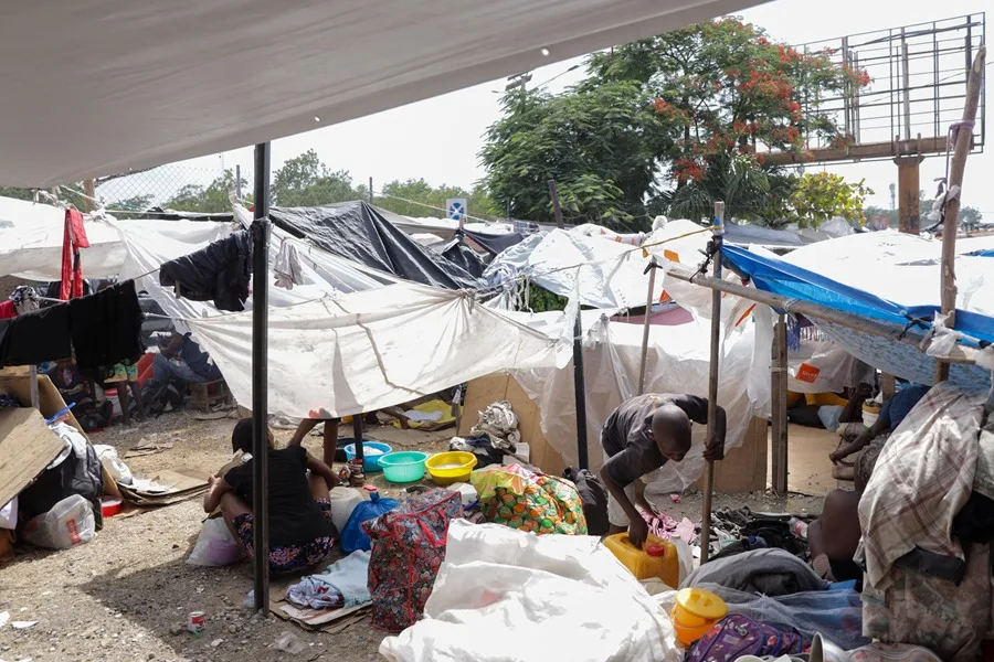 Familias desplazadas por la violencia en viviendas improvisadas cerca al aeropuerto internacional Toussaint Louverture en Puerto Príncipe (Haití).