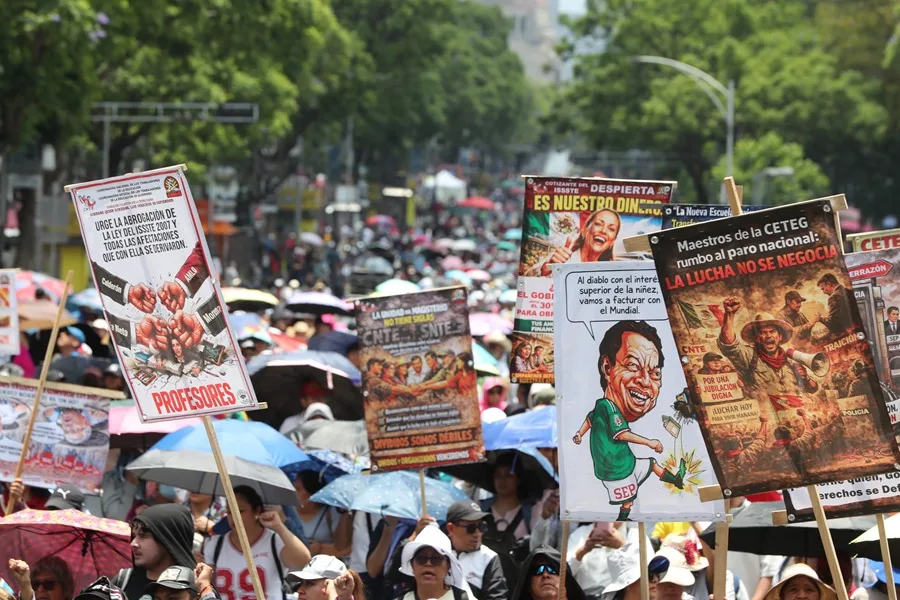 Integrantes de la Coordinadora Nacional de Trabajadores de la Educación (CNTE) participan en una manifestación, en Ciudad de México (México). EFE/ Mario Guzmán.