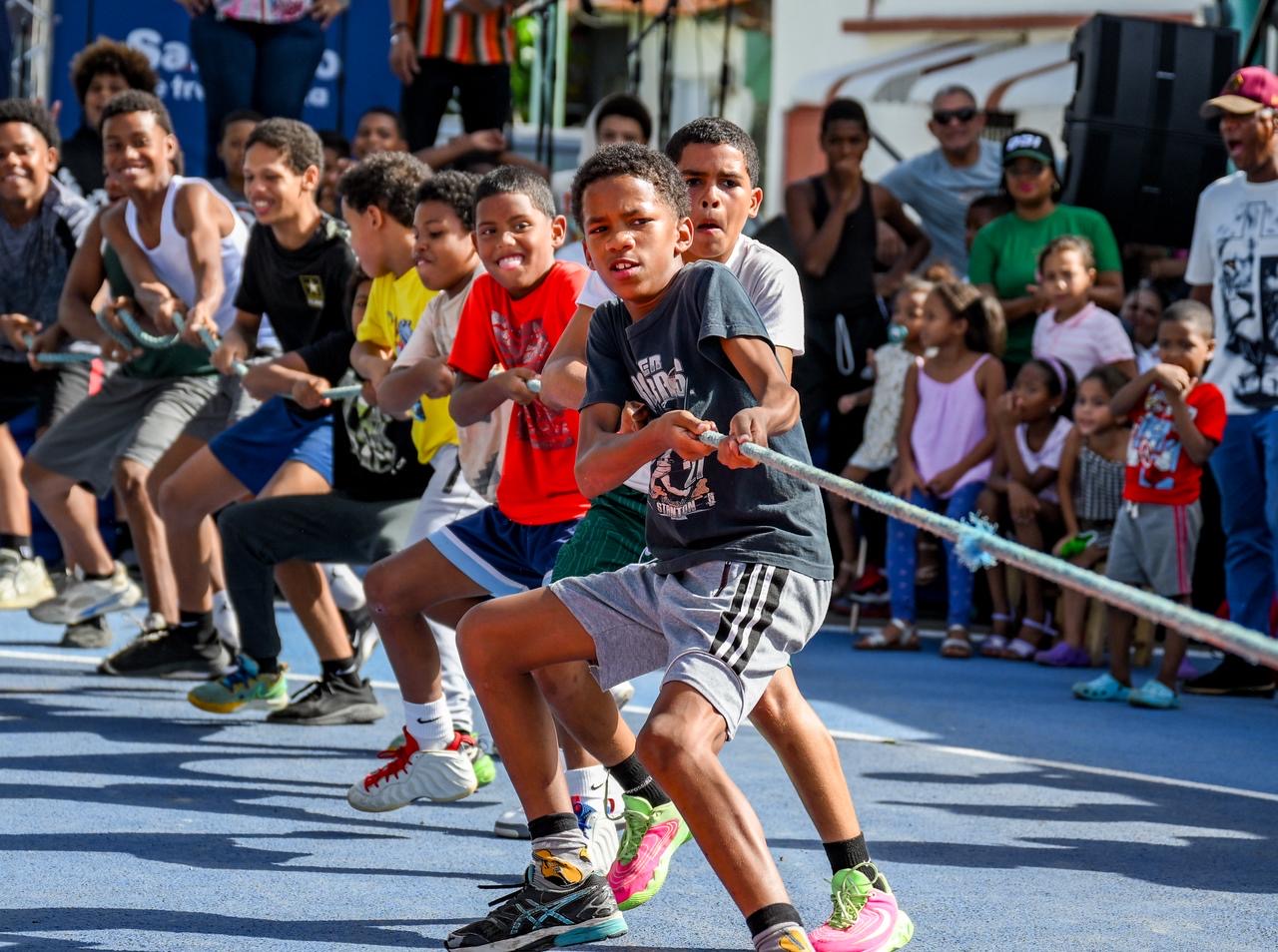 Niños participan en una competencia en el programa “Cultura Territorial, Barrios y Comunidades