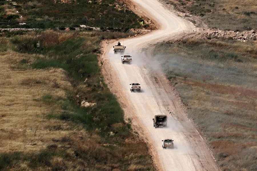 Un convoy de vehículos militares israelíes realiza maniobras en el sur del Líbano. EFE/EPA/Atef Safadi.