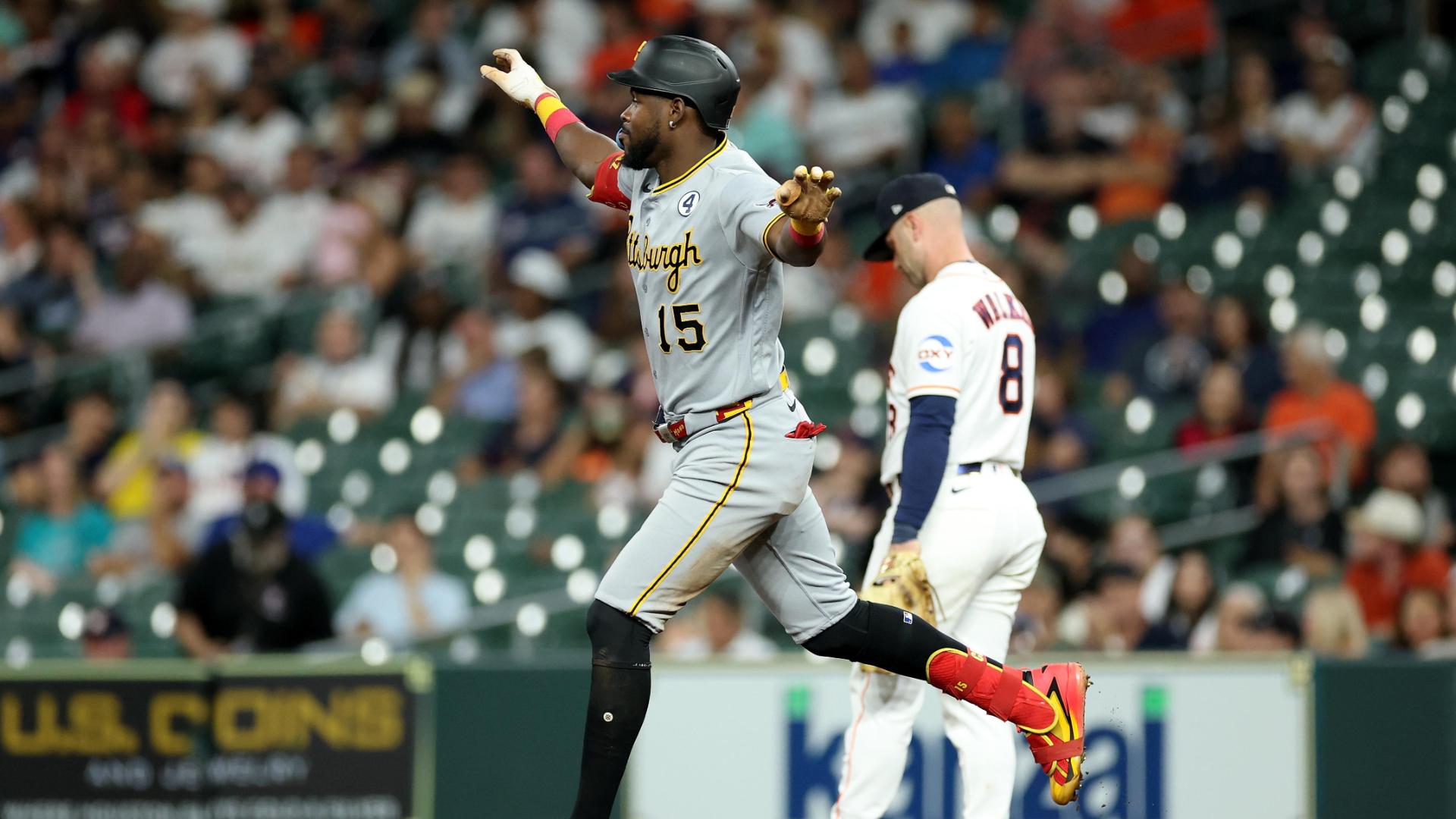 oneil cruz recorre las bases