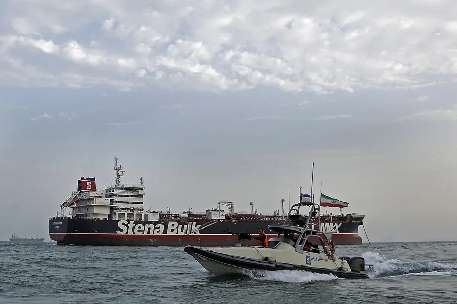 Irán bloquea por completo el estrecho de Ormuz