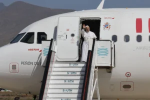 El papa León XIV saluda tras aterrizar en la Base Aérea de Gran Canaria. EFE/Elvira Urquijo A.