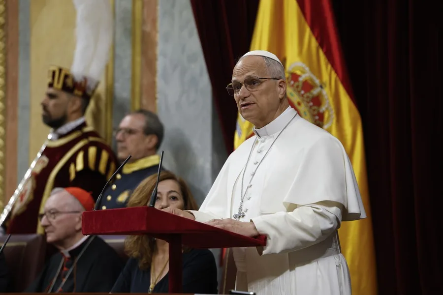 El papa León XIV pronuncia este lunes en el hemiciclo del Congreso de los Diputados. EFE/J.J. Guillén.