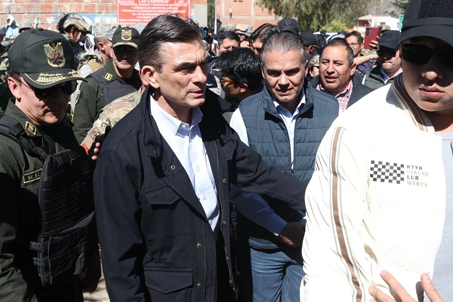 El presidente de Bolivia, Rodrigo Paz junto al ministro de Defensa, Ernesto Justiniano, llegan a un operativo para desbloquear una vía en el municipio de Carreras (Bolivia).