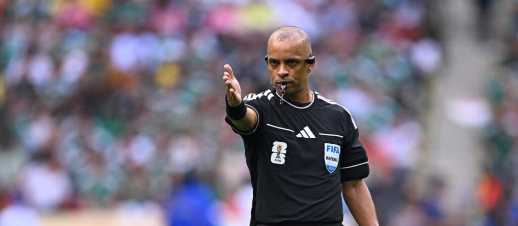 Árbitro Sampaio en juego 1 México Sudáfrica