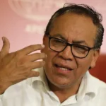 El candidato izquierdista Roberto Sánchez habla durante una reunión con integrantes de la Asociación de Prensa Extranjera en el Perú (APEP), en Lima (Perú). EFE/Paolo Aguilar.