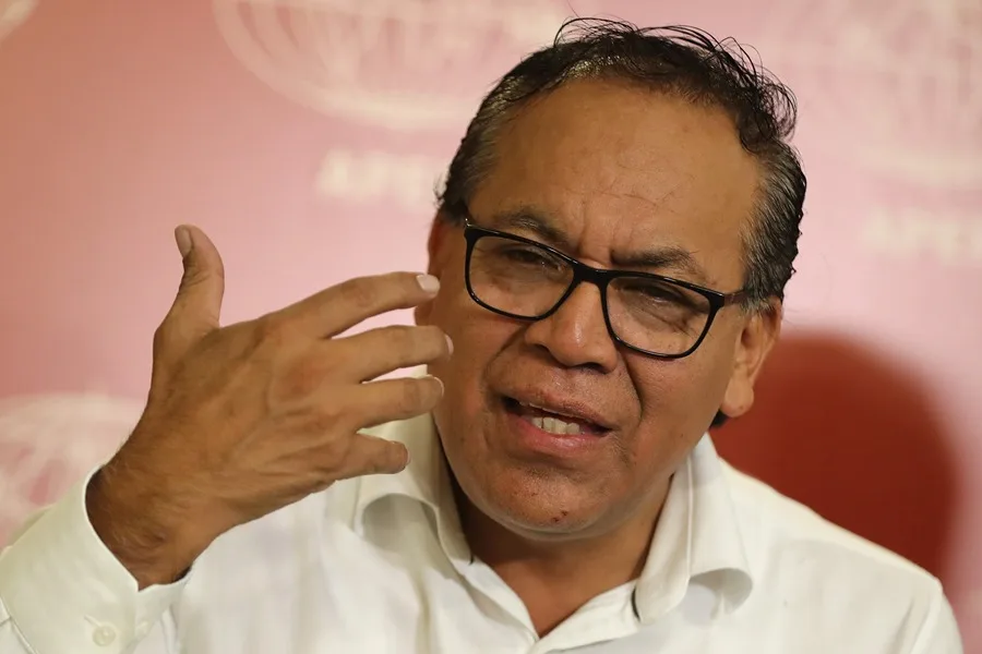El candidato izquierdista Roberto Sánchez habla durante una reunión con integrantes de la Asociación de Prensa Extranjera en el Perú (APEP), en Lima (Perú). EFE/Paolo Aguilar.