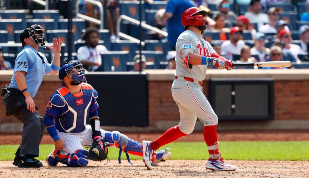 De los Filis de Filadelfia, Kyle Schwarber, observa la bola salir del parque para su jonrón 30. (AP Photo / Noah K. Murray)