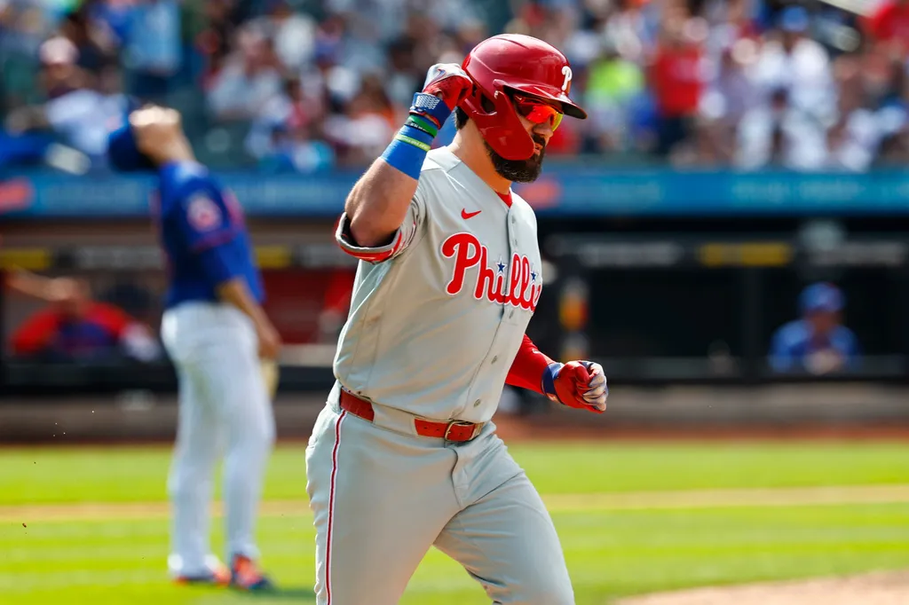 Kyle Schwarber de los Filis recorre las bases al conectar jonrón 30, mientras se lamenta el lanzador de los Mets. 