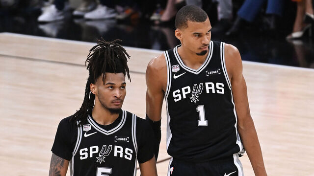 Victor Wembanyama reconoció la gran serenidad que Stephon Castle demostró en la recta final de la victoria de los San Antonio Spurs por 115-111 sobre los New York Knicks