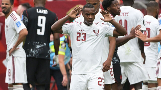 El jugador catarí Assim Madibo fue sancionado el miércoles con cinco partidos por la entrada que fracturó la pierna del centrocampista canadiense Ismaël Koné durante el Mundial.