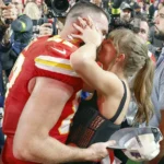 La cantante Taylor Swift y su pareja Travis Kelce besándose luego del triunfo de los 'Chiefs' en el Super Bowl LVIII, en Las Vegas (EE.UU.)