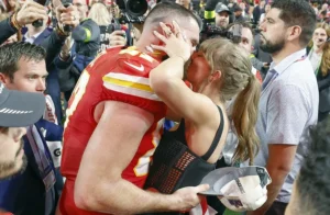 La cantante Taylor Swift y su pareja Travis Kelce besándose luego del triunfo de los 'Chiefs' en el Super Bowl LVIII, en Las Vegas (EE.UU.)