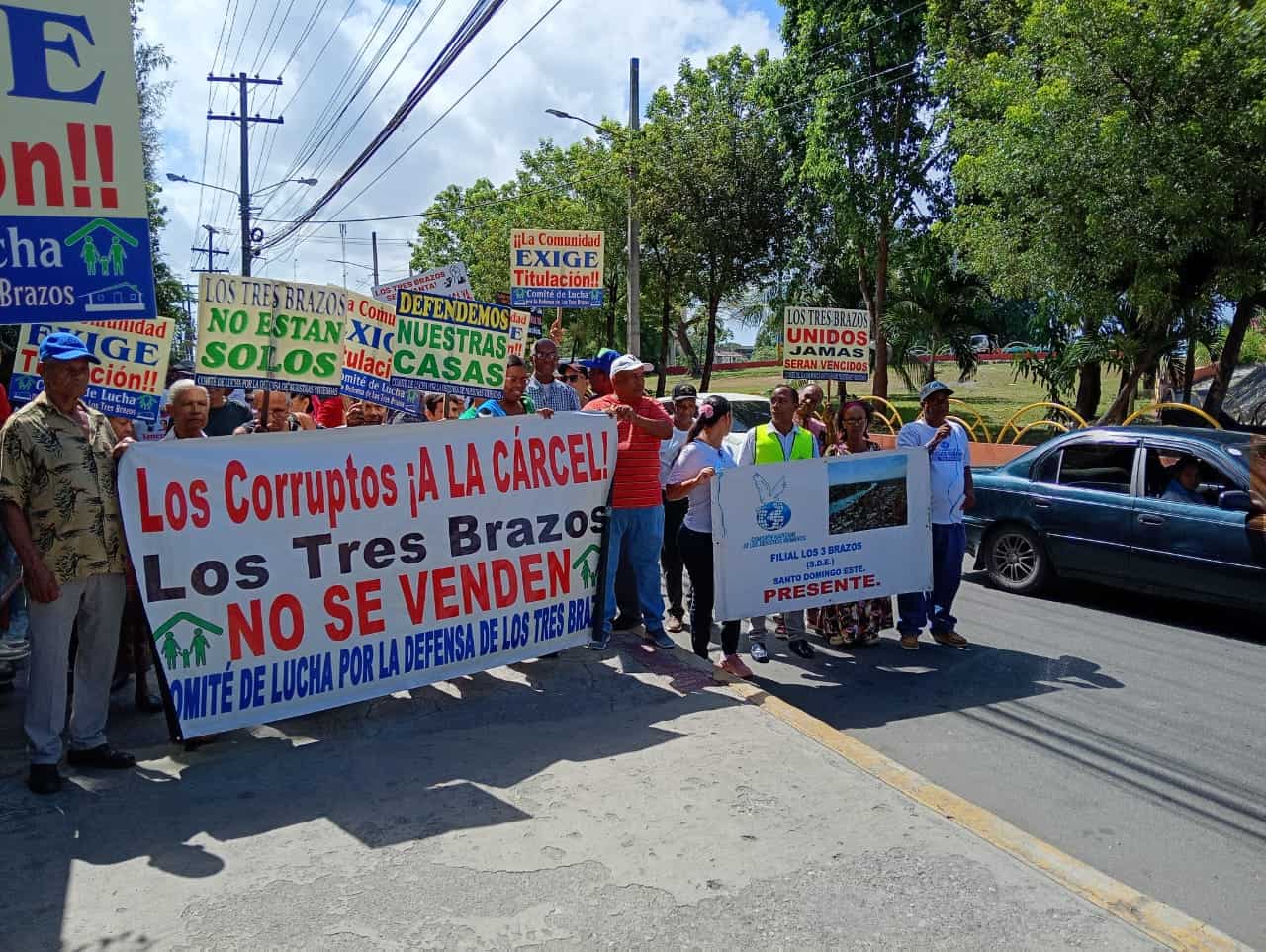 JDV de Los Tres Brazos protestan por necesidades sociales.